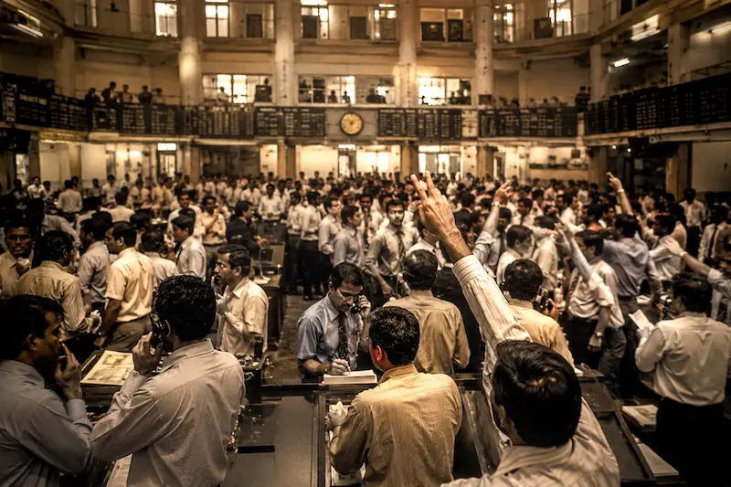 Harshad Mehta Scam 1992 in Hindi: 'Big Bull' के 4,000 करोड़ के शेयर बाज़ार घोटाले की पूरी कहानी 1990s Bombay Stock Exchange trading floor में अफरा-तफरी का दृश्य