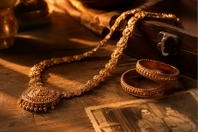 Gold Price History in India (2005-2026): 20 साल में सोने का रिटर्न कितना रहा? (डेटा + चार्ट) पुरानी भारतीय सोने की चेन और चूड़ियों की विंटेज फोटो